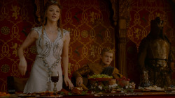 extant_GameOfThrones_4x02-TheLionAndTheRose_3740