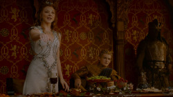extant_GameOfThrones_4x02-TheLionAndTheRose_3741