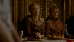 extant_GameOfThrones_4x02-TheLionAndTheRose_3752