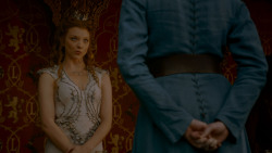 extant_GameOfThrones_4x02-TheLionAndTheRose_3802