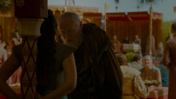 extant_GameOfThrones_4x02-TheLionAndTheRose_3949