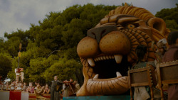 extant_GameOfThrones_4x02-TheLionAndTheRose_4318