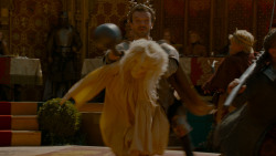 extant_GameOfThrones_4x02-TheLionAndTheRose_4352