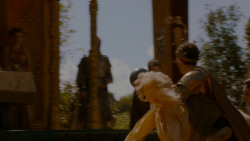 extant_GameOfThrones_4x02-TheLionAndTheRose_4360