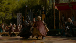 extant_GameOfThrones_4x02-TheLionAndTheRose_4687