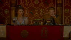 extant_GameOfThrones_4x02-TheLionAndTheRose_4699