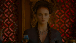 extant_GameOfThrones_4x02-TheLionAndTheRose_4760