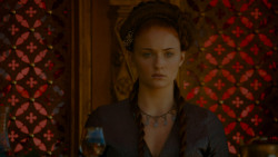 extant_GameOfThrones_4x02-TheLionAndTheRose_4761