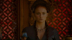 extant_GameOfThrones_4x02-TheLionAndTheRose_4763