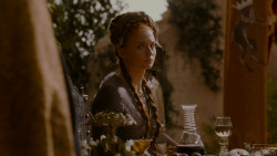 extant_GameOfThrones_4x02-TheLionAndTheRose_5093