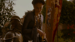 extant_GameOfThrones_4x02-TheLionAndTheRose_5104