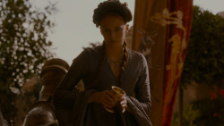 extant_GameOfThrones_4x02-TheLionAndTheRose_5105