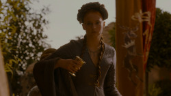 extant_GameOfThrones_4x02-TheLionAndTheRose_5106