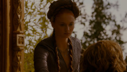 extant_GameOfThrones_4x02-TheLionAndTheRose_5114