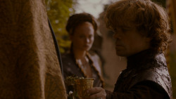 extant_GameOfThrones_4x02-TheLionAndTheRose_5165