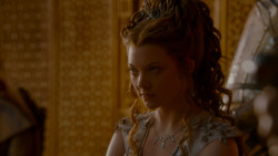 extant_GameOfThrones_4x02-TheLionAndTheRose_5209