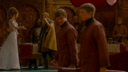 extant_GameOfThrones_4x02-TheLionAndTheRose_5236