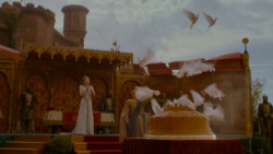 extant_GameOfThrones_4x02-TheLionAndTheRose_5258