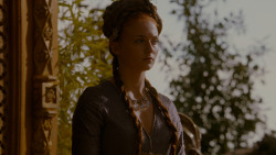 extant_GameOfThrones_4x02-TheLionAndTheRose_5270