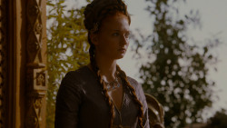extant_GameOfThrones_4x02-TheLionAndTheRose_5271