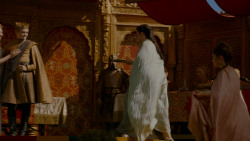 extant_GameOfThrones_4x02-TheLionAndTheRose_5282