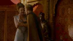 extant_GameOfThrones_4x02-TheLionAndTheRose_5292