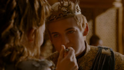 extant_GameOfThrones_4x02-TheLionAndTheRose_5294