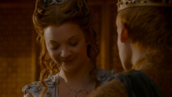 extant_GameOfThrones_4x02-TheLionAndTheRose_5297