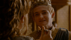 extant_GameOfThrones_4x02-TheLionAndTheRose_5302