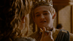 extant_GameOfThrones_4x02-TheLionAndTheRose_5303