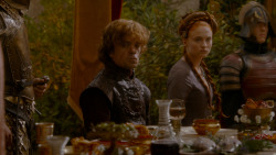 extant_GameOfThrones_4x02-TheLionAndTheRose_5311