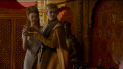 extant_GameOfThrones_4x02-TheLionAndTheRose_5313