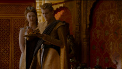 extant_GameOfThrones_4x02-TheLionAndTheRose_5329