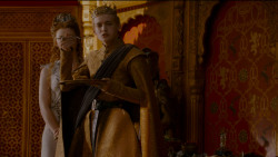 extant_GameOfThrones_4x02-TheLionAndTheRose_5332