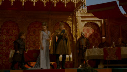 extant_GameOfThrones_4x02-TheLionAndTheRose_5360