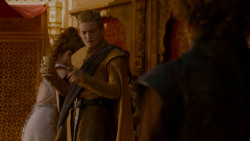 extant_GameOfThrones_4x02-TheLionAndTheRose_5380
