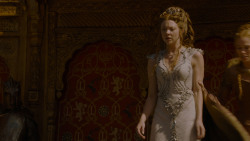 extant_GameOfThrones_4x02-TheLionAndTheRose_5447