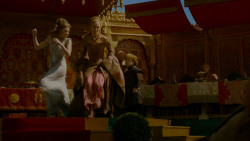 extant_GameOfThrones_4x02-TheLionAndTheRose_5448