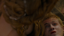 extant_GameOfThrones_4x02-TheLionAndTheRose_5480