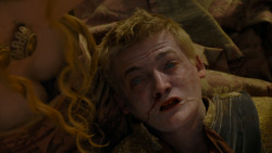 extant_GameOfThrones_4x02-TheLionAndTheRose_5498