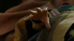 extant_GameOfThrones_4x02-TheLionAndTheRose_5509