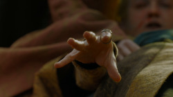 extant_GameOfThrones_4x02-TheLionAndTheRose_5510