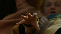 extant_GameOfThrones_4x02-TheLionAndTheRose_5511
