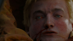 extant_GameOfThrones_4x02-TheLionAndTheRose_5532