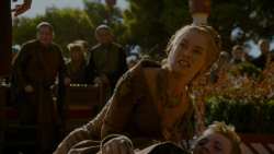 extant_GameOfThrones_4x02-TheLionAndTheRose_5587