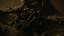 extant_GameOfThrones_4x06-TheLawsOfGodsAndMen_2081