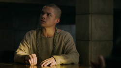 extant_GameOfThrones_5x02-TheHouseOfBlackAndWhite_2450