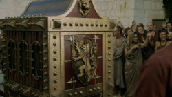 extant_GameOfThrones_5x03-HighSparrow_0396