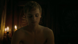 extant_GameOfThrones_5x03-HighSparrow_0796