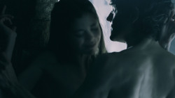 extant_GameOfThrones_5x05-KillTheBoy_1999